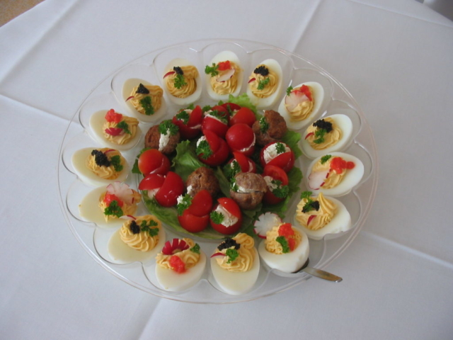 gefüllte Eier, Tomaten und kleine Boulettchen
